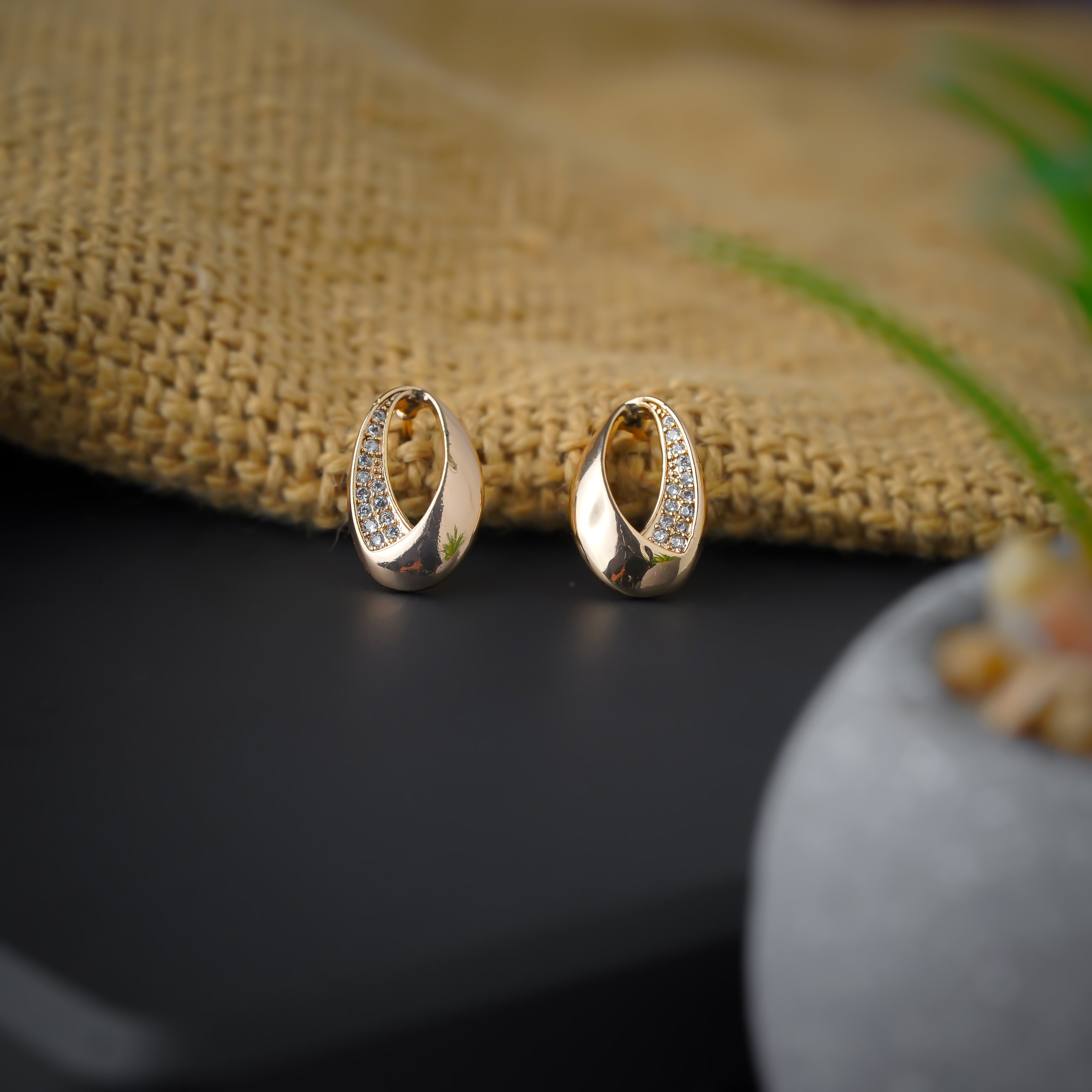 Elegant Gold-Plated Oval Pendant Set with Matching Earrings SNC10