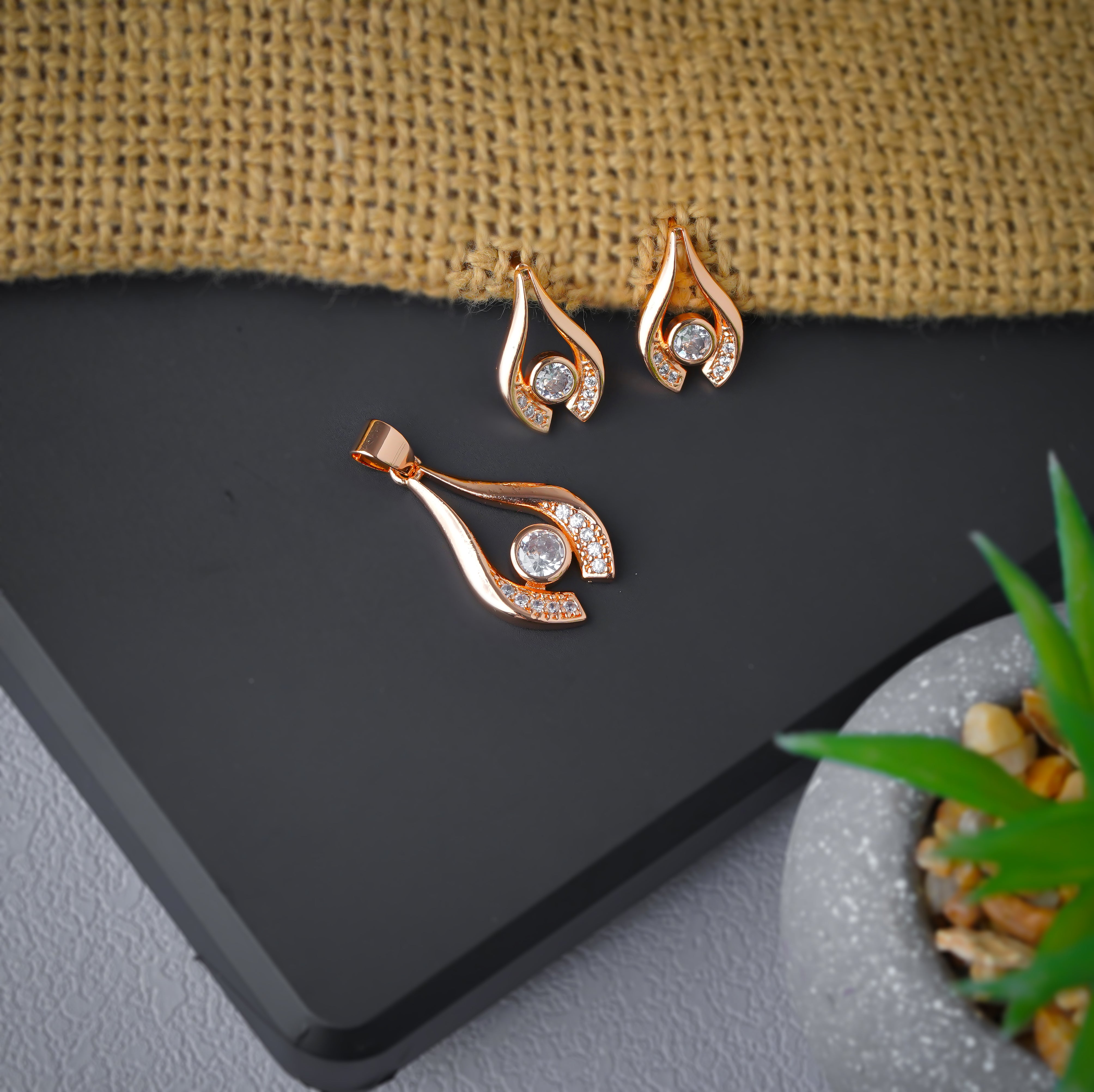 Elegant Rose Gold Pendant Set with Cubic Zirconia SNC12