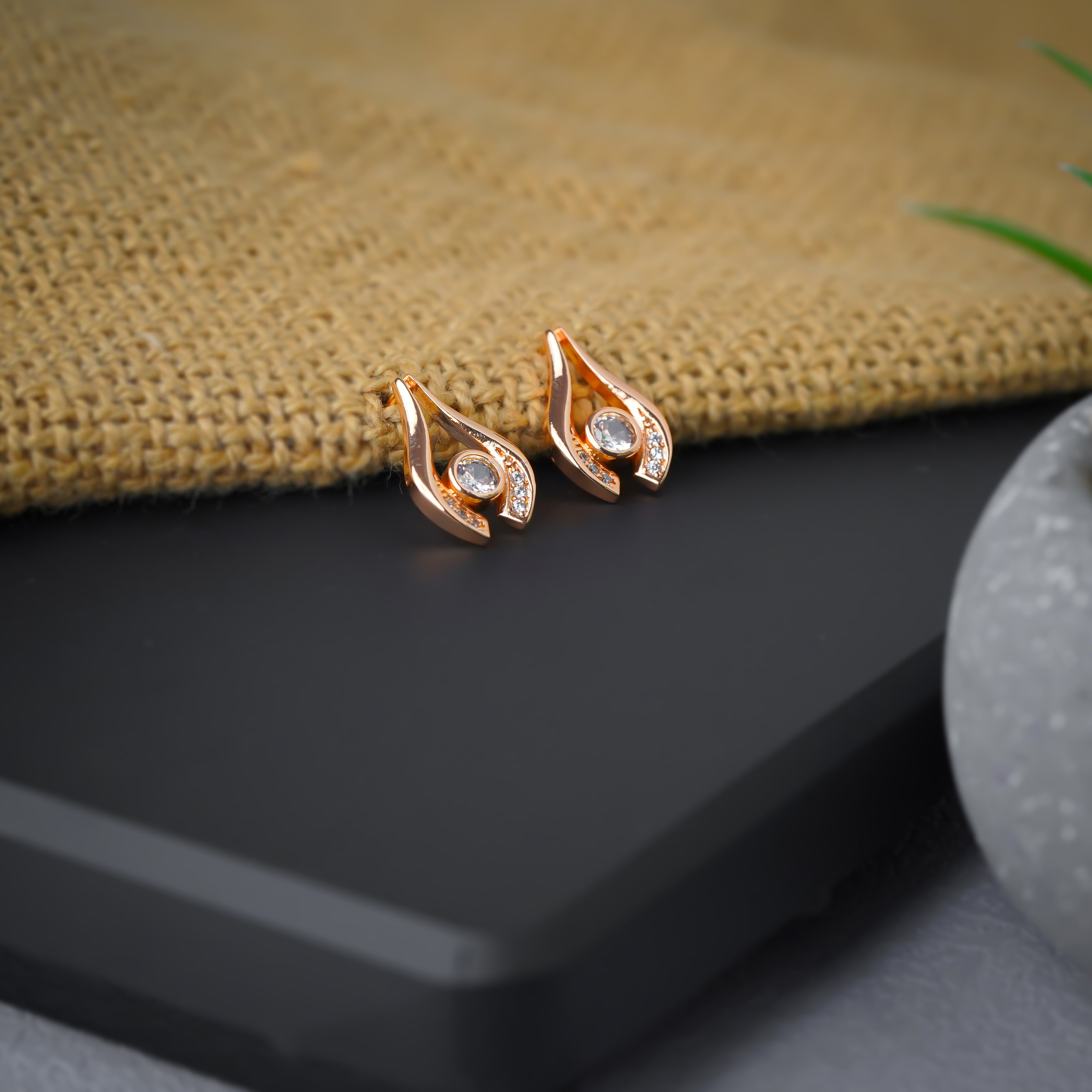 Elegant Rose Gold Pendant Set with Cubic Zirconia SNC12