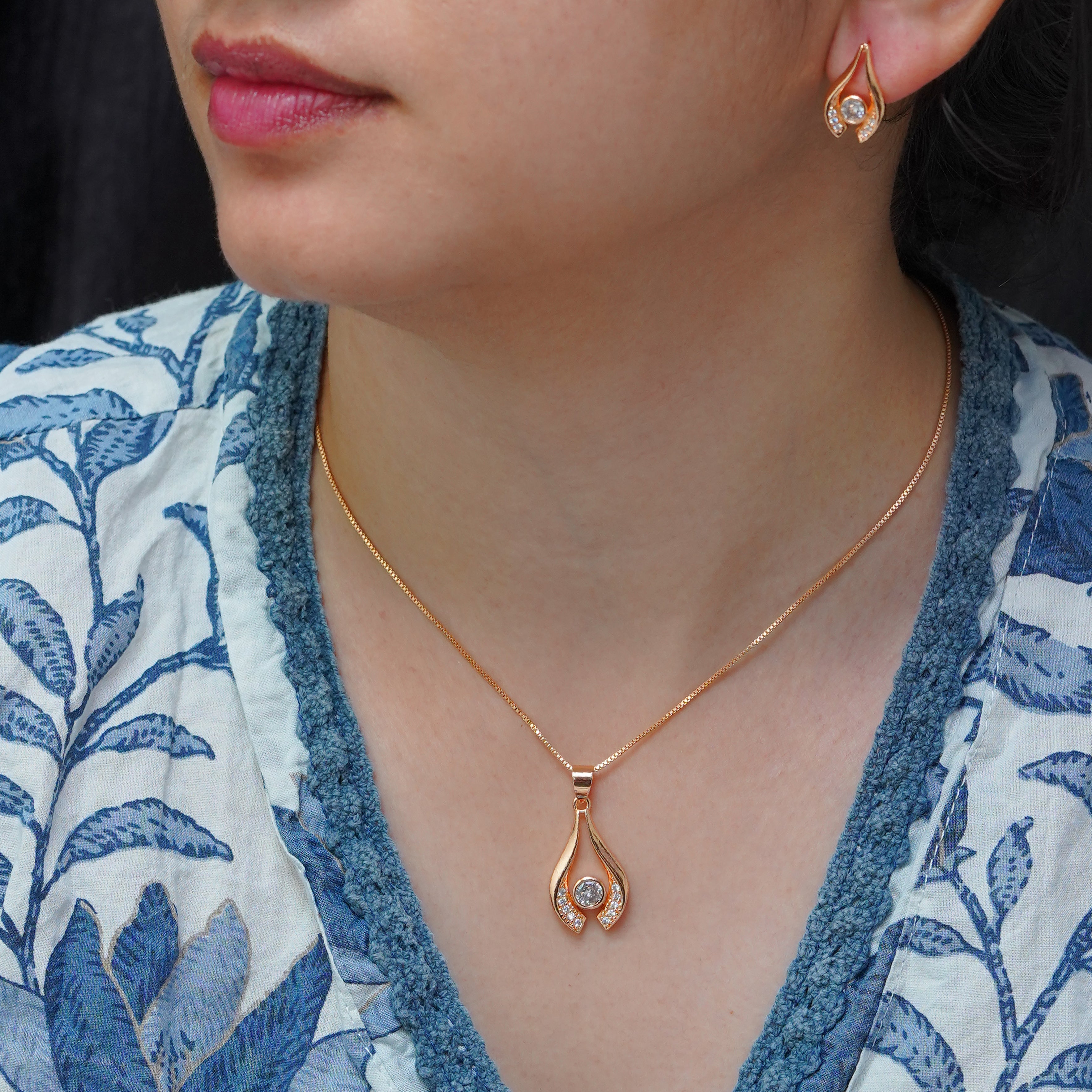 Elegant Rose Gold Pendant Set with Cubic Zirconia SNC12