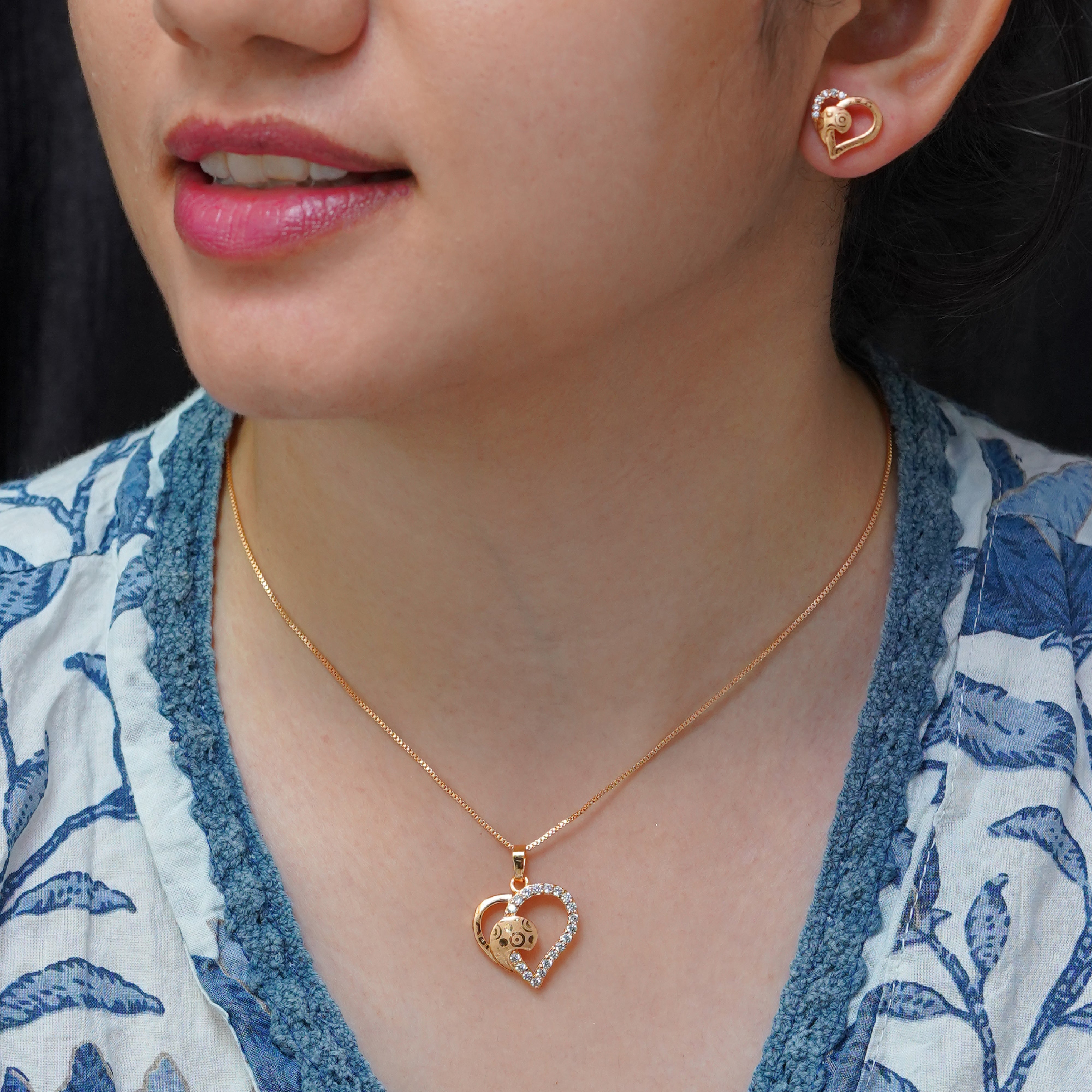 Heart-Shaped Gold-Plated Pendant Set with Matching Earrings SNC9