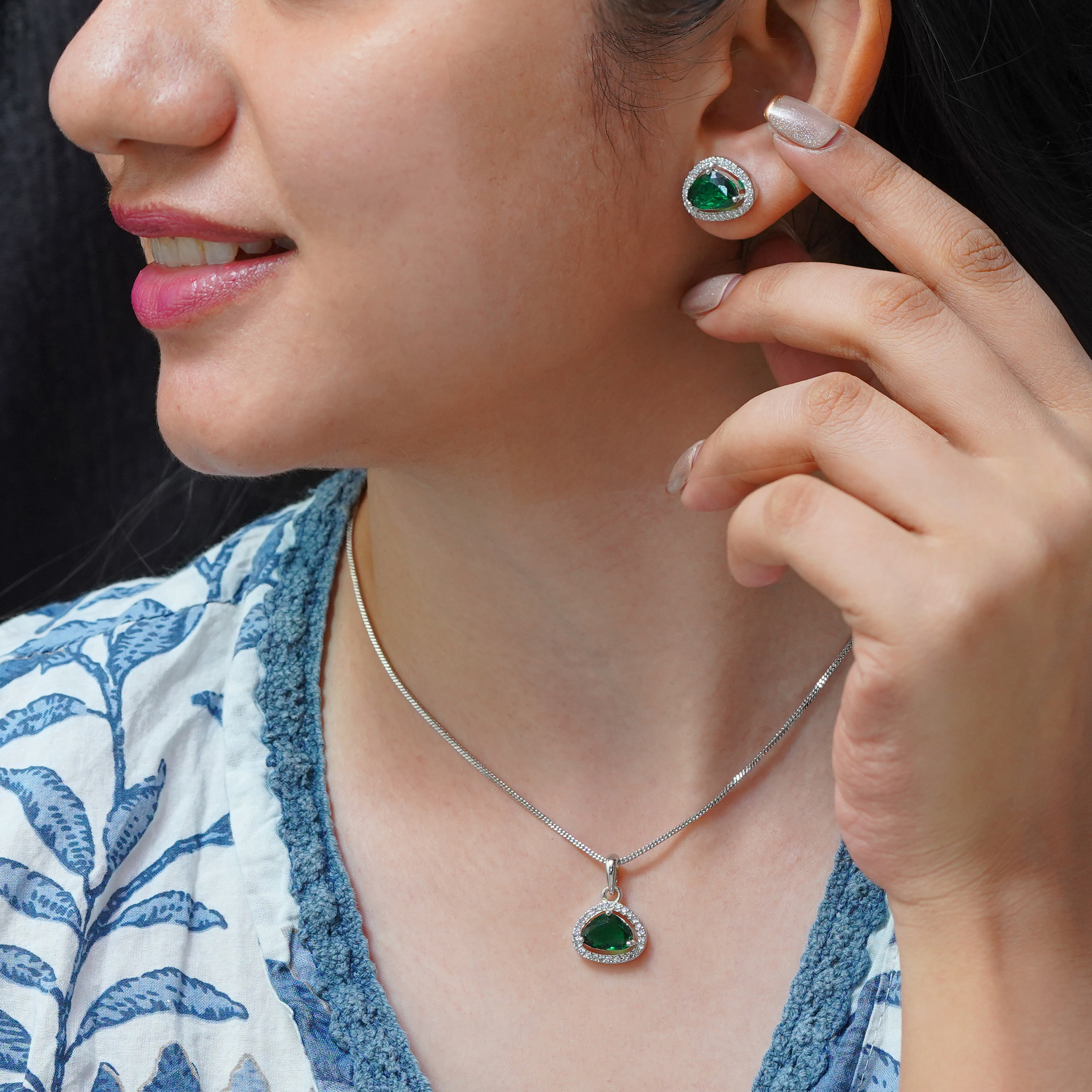 Graceful Teardrop Green Gemstone Pendant Set with Earrings